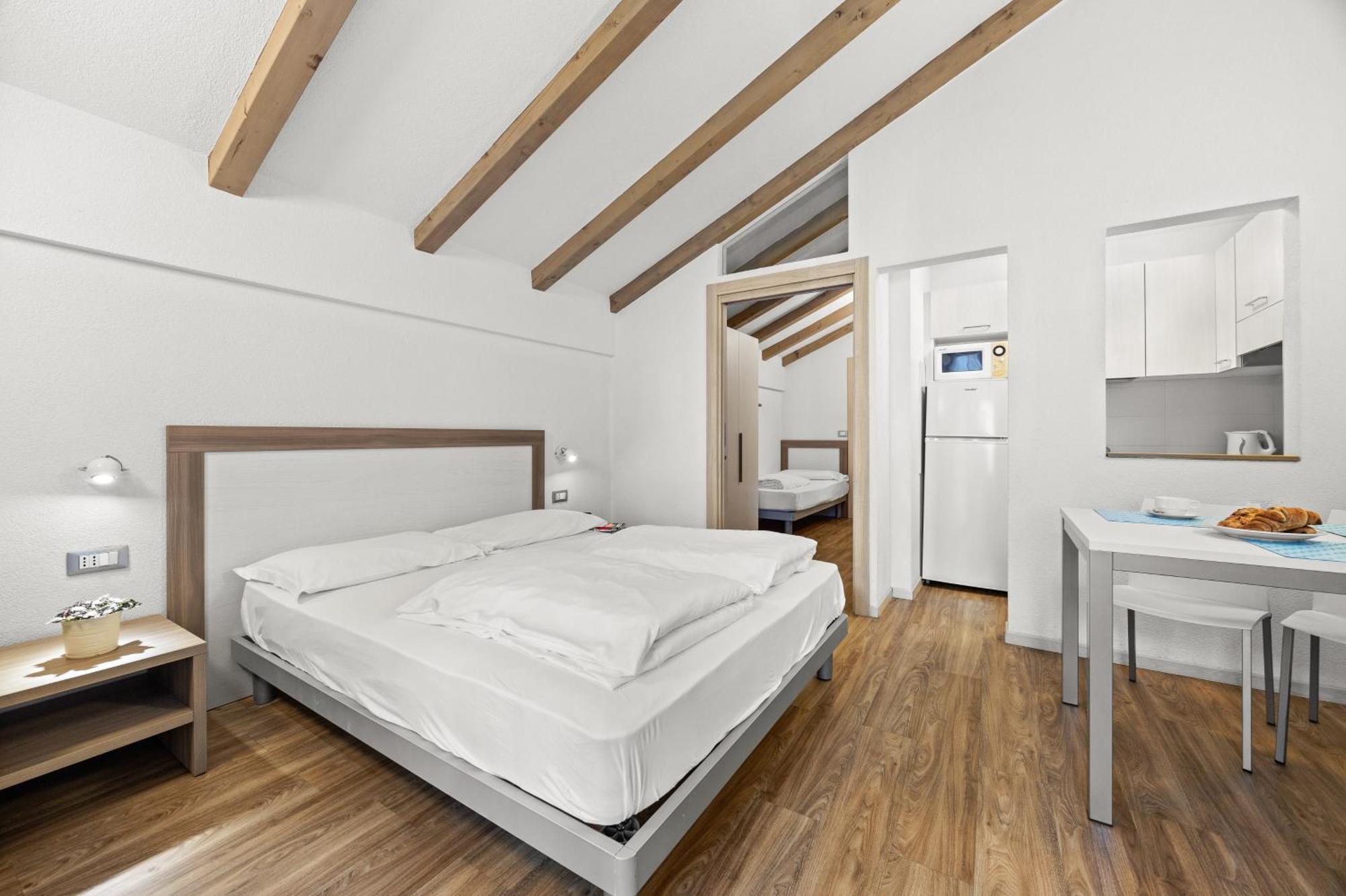 Aparthotel Des Alpes Cavalese Exterior photo