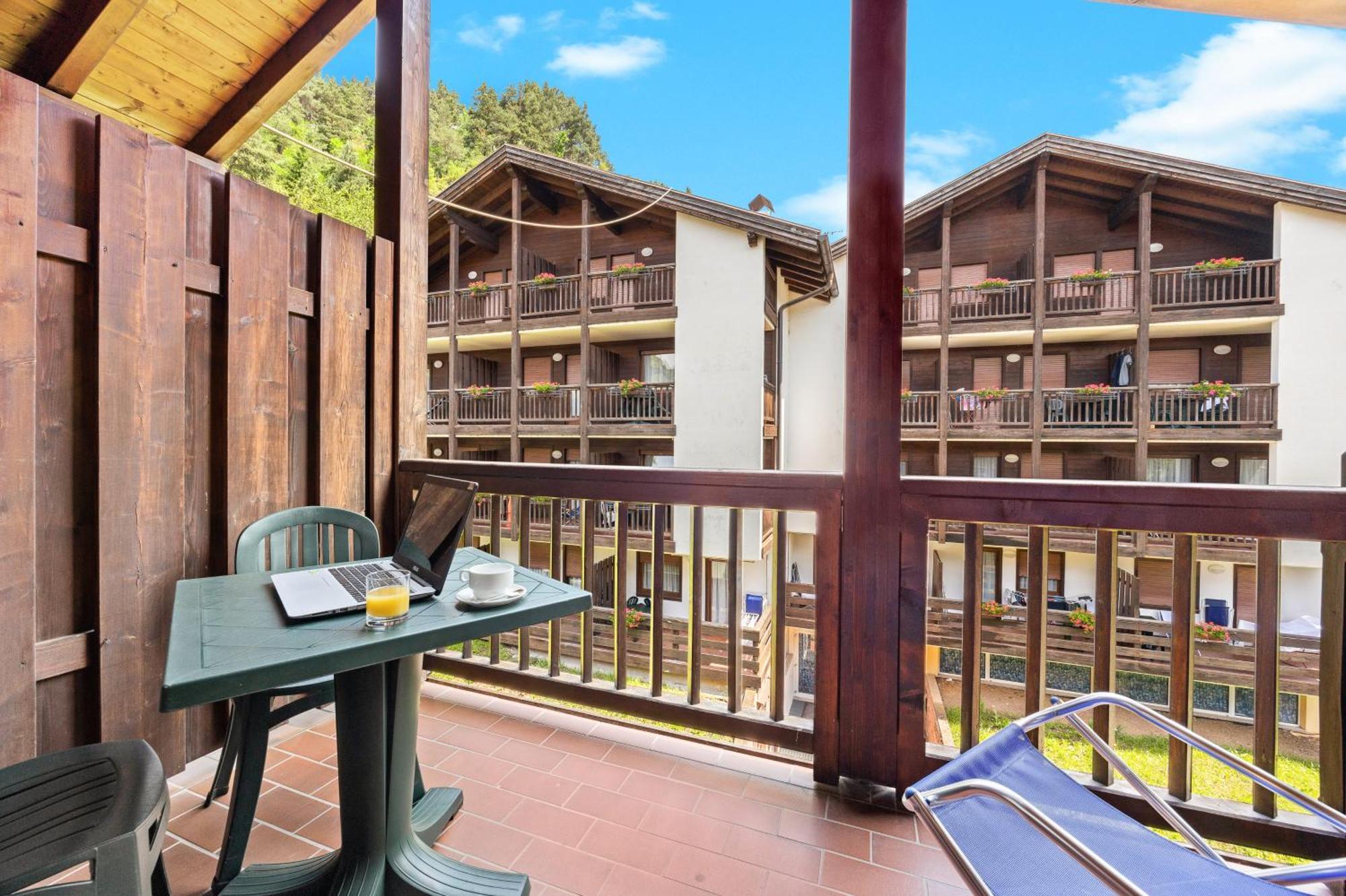 Aparthotel Des Alpes Cavalese Exterior photo
