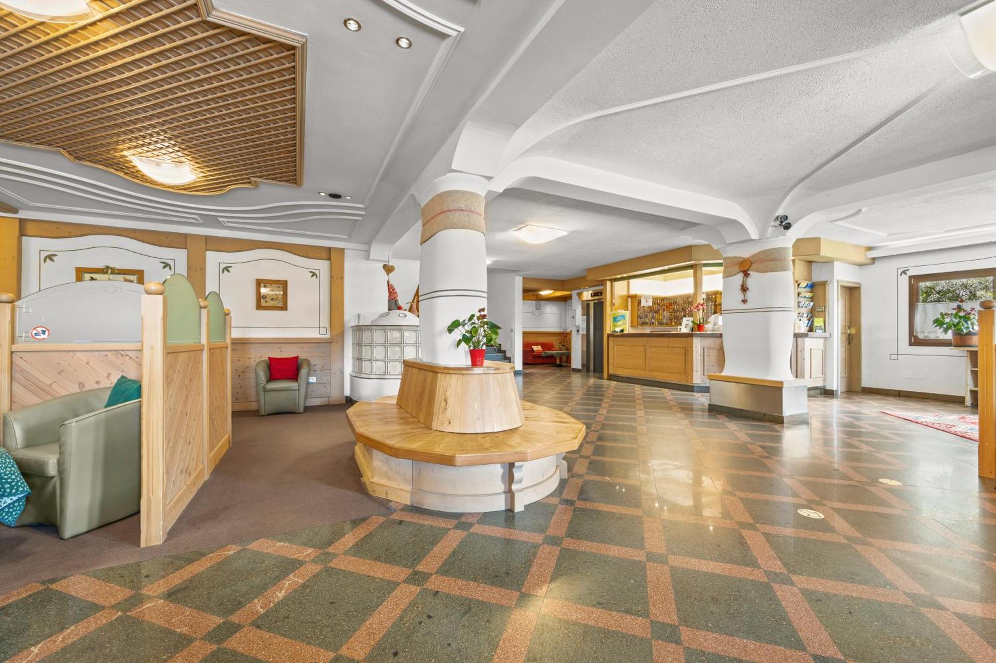 Aparthotel Des Alpes Cavalese Exterior photo