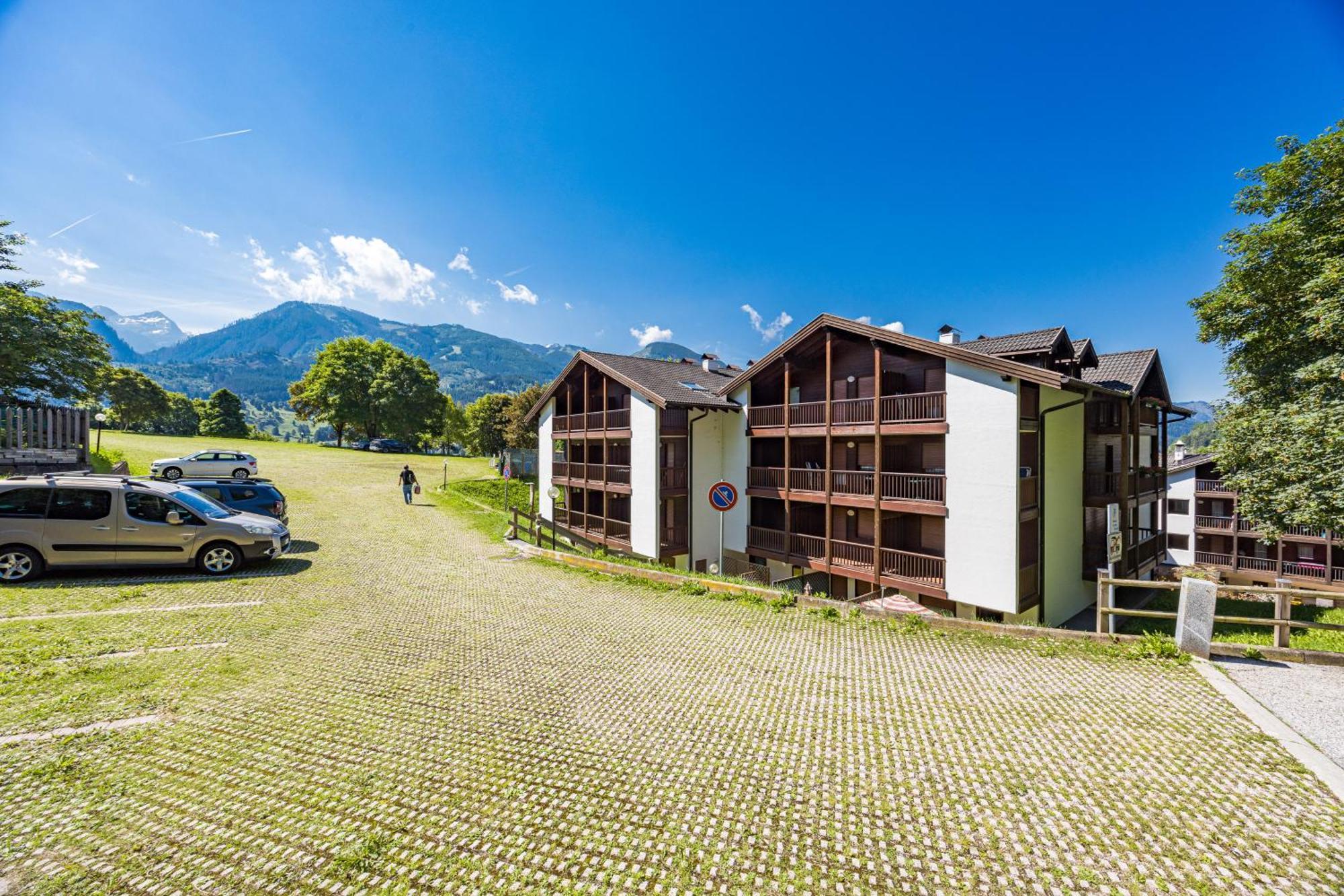 Aparthotel Des Alpes Cavalese Exterior photo